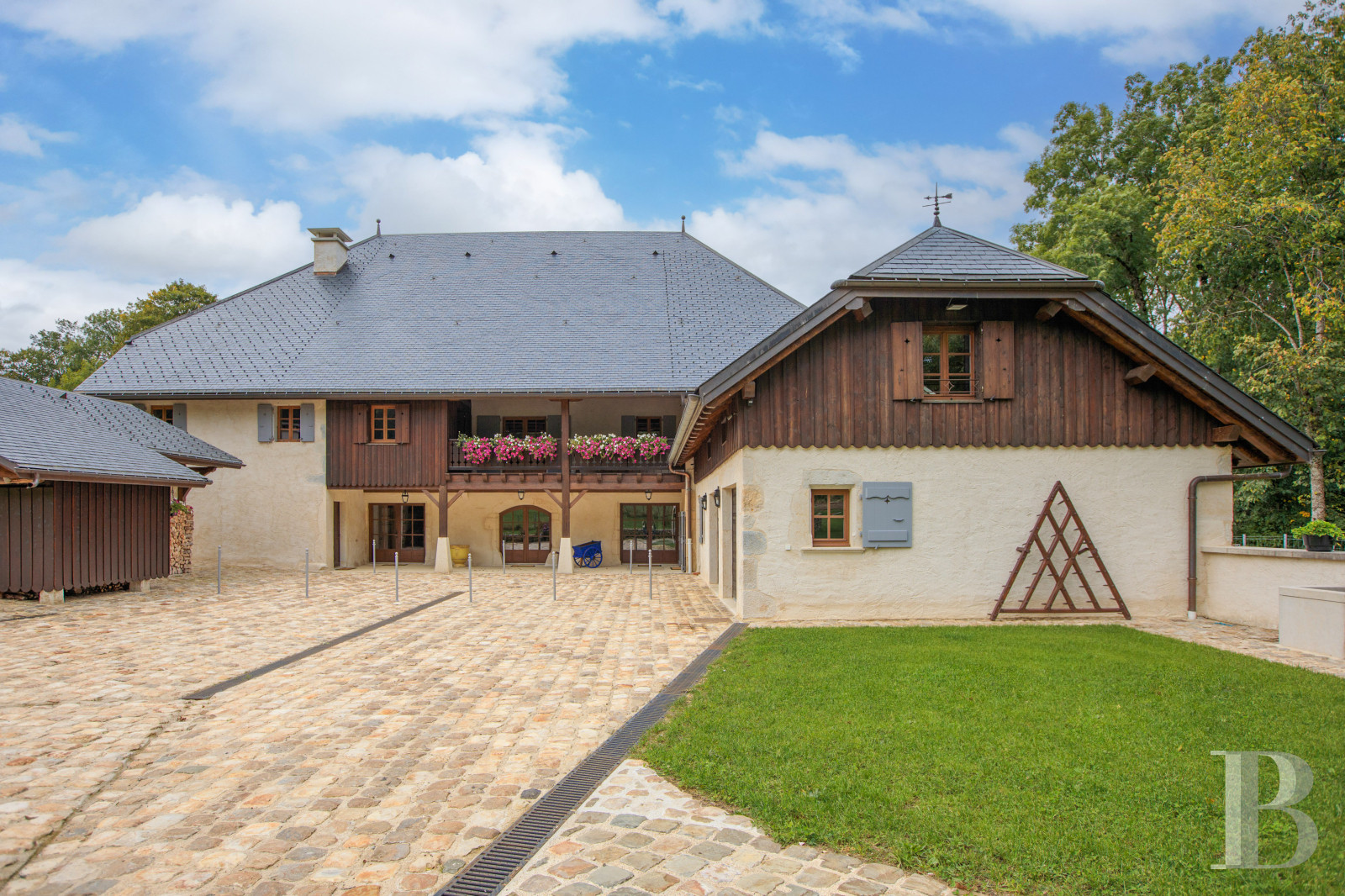 Dans le Haut-Bugey, à mi-chemin entre Lyon et Genève, une ferme abbatiale du 17e siècle transformée en une vaste et confortable demeure.  - photo  n°5